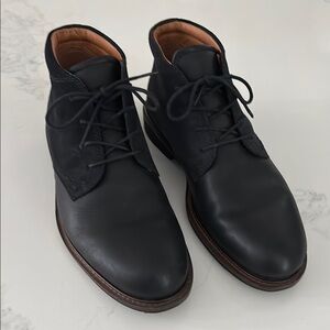 Ecco Black Chukka Boots Sleek Leather Design